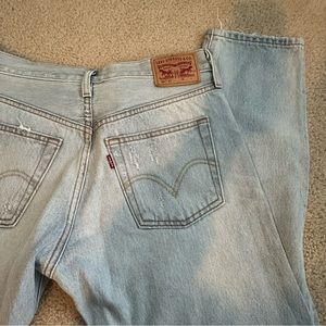 LEVI’S 501 LIGHT WASH DISTRESSED JEANS